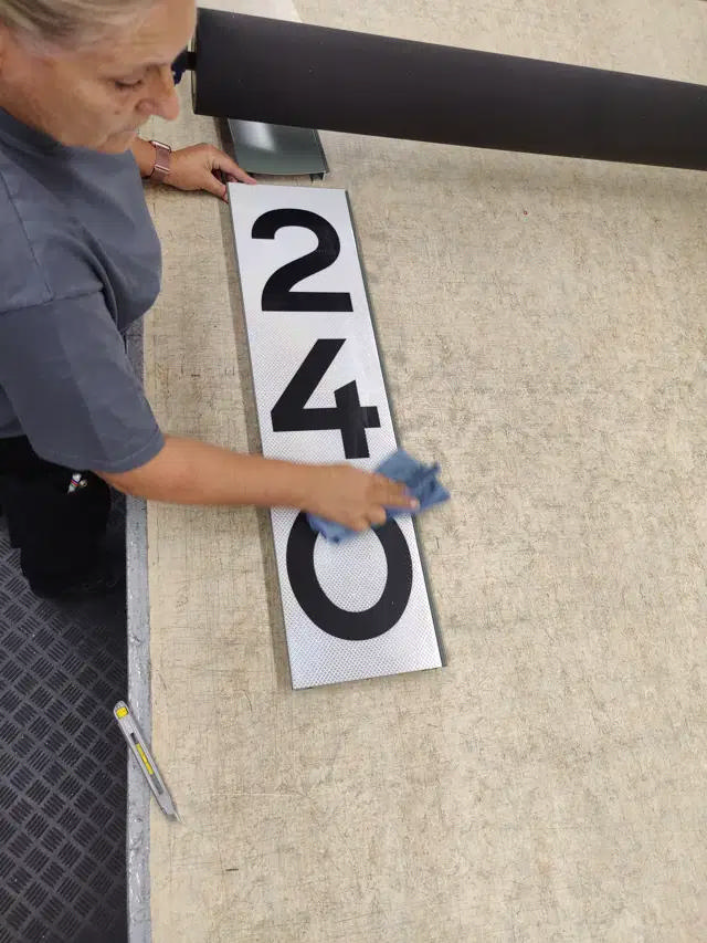 Så här håller du ditt vägmärke rent